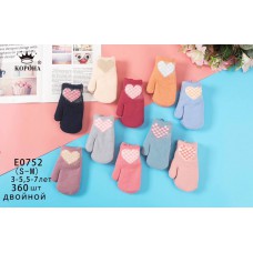 Дитячі в'язані варіжки з сердечком